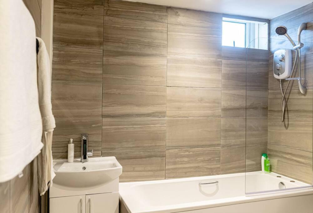 2 Bed With Free Parking Apartment London Exterior photo